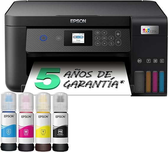 impresora multifunción Epson Expression Home XP-5100 . Es una impresora blanca con un cartucho de tinta negra en el lado derecho y un escáner plano en la parte superior. La impresora tiene una bandeja de papel que se despliega desde el frente y una bandeja de salida trasera. Hay un panel de control en la parte frontal de la impresora con una pantalla LCD y varios botones. Epson 2024 Obras Maestras