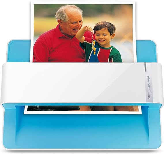 Escáner de Fotos Plustek-ePhoto-Z300, de color azul y imprimiendo una foto donde sale un abuelo con su nieto jugando. Los Scanner mas competitivos